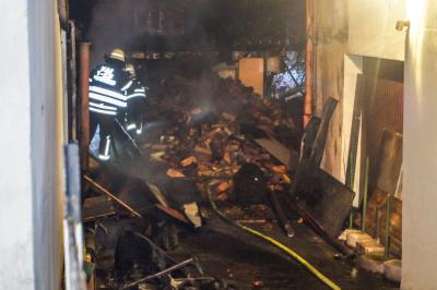 Vaihingen/Enz: Schuppenbrand zwischen zwei Wohnhaeuser - Feuer drohte auf Nachbargebaeude ueberzugreifen